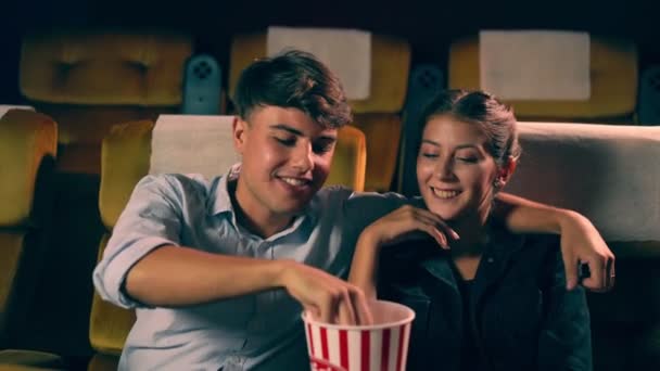Mannen en vrouwen eten en gooien popcorn - Video