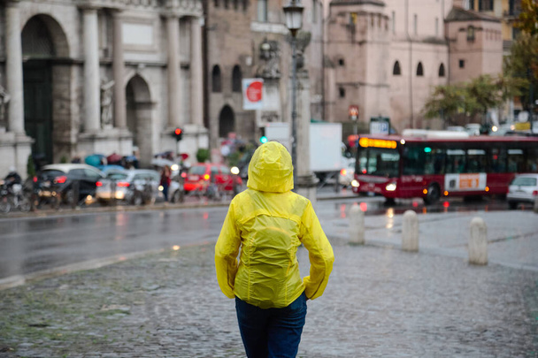 lonely tourist in rome in the rain - Foto, Bild