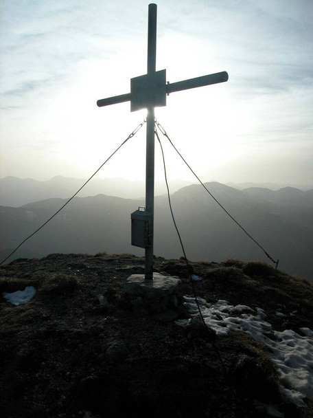Gipfelkreuz im Winter, Schnee und Sonne auf dem Gipfel - Foto, Bild