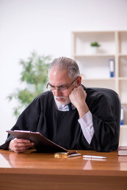 Velho juiz do sexo masculino trabalhando no tribunal - Foto, Imagem