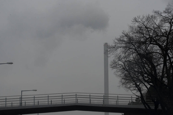 ipari kéményből kiáramló füst, szennyezőanyag-kibocsátás az iparban - Fotó, kép
