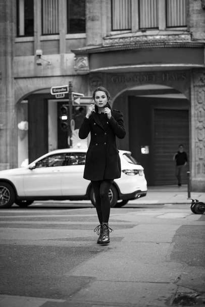 kobieta na ulicy biznes portret model osoba młody piękno spacery - Zdjęcie, obraz