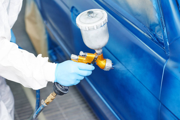 auto painting service. repaint car into blue with spray paint gun - Zdjęcie, obraz