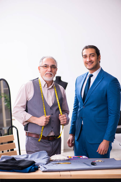 Young businessman visiting old male tailor - Foto, afbeelding