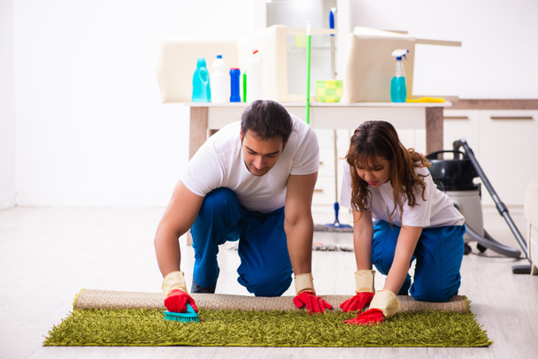 Mladý pár dělá domácí práce doma - Fotografie, Obrázek