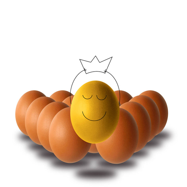 huevo de oro sonriente con la cara feliz y con una corona entre los huevos de pollo sobre fondo blanco, ilustración 3d - Foto, imagen