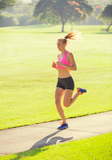 Молода жінка біжить на відкритому повітрі
 - Фото, зображення