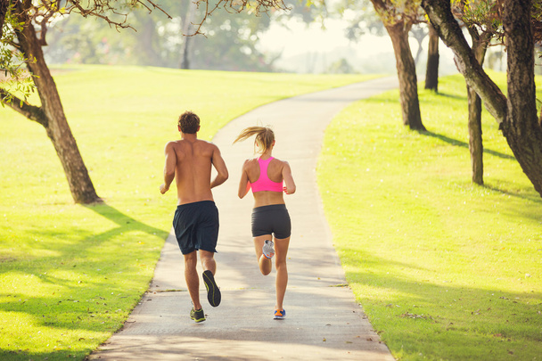 Couple running in park - Zdjęcie, obraz