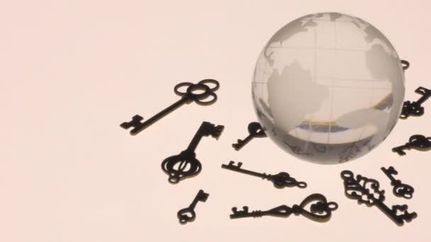 Üveggömb és többféle antik kulcs. - Felvétel, videó