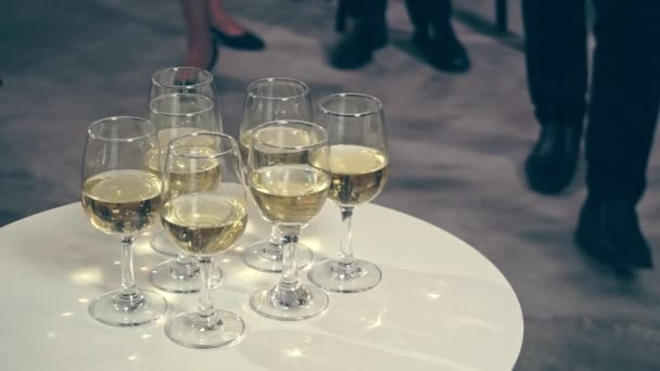 成功したビジネスの人々はボールルームのディナーのごちそうでワインとシャンパンを飲む. - 映像、動画