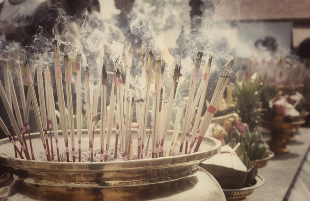 Bastoncini di incenso che bruciano e in un altare
 - Foto, immagini