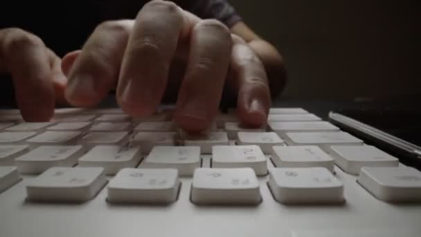 Primer plano lapso de tiempo escribiendo en el teclado con los dedos. Macro suave enfoque dolly tiro - Imágenes, Vídeo