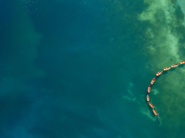 Αεροφωτογραφία της λίμνης Braies, Pragser Wildsee είναι μια λίμνη στην Prags Δολομίτες στο Νότιο Τιρόλο, Ιταλία. Προβολή των βαρκών αγκυροβολημένων στη γραμμή.  - Φωτογραφία, εικόνα