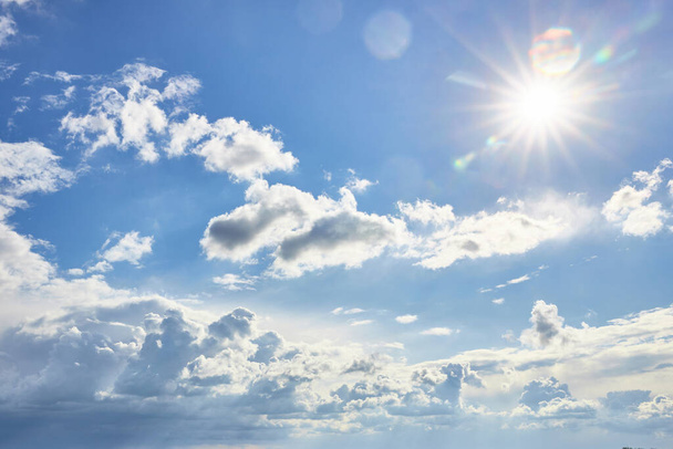 Hermosas nubes esponjosas sobre un fondo de cielo azul en un día soleado - Foto, Imagen