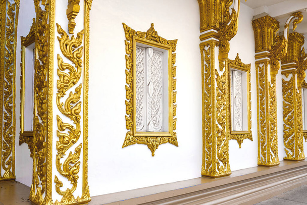 Doğulu altın desenlerle dekore edilmiş pencereli bina duvarı - Fotoğraf, Görsel