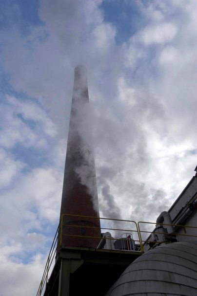 fumée provenant d'une cheminée industrielle, émissions de polluants dans l'industrie - Photo, image