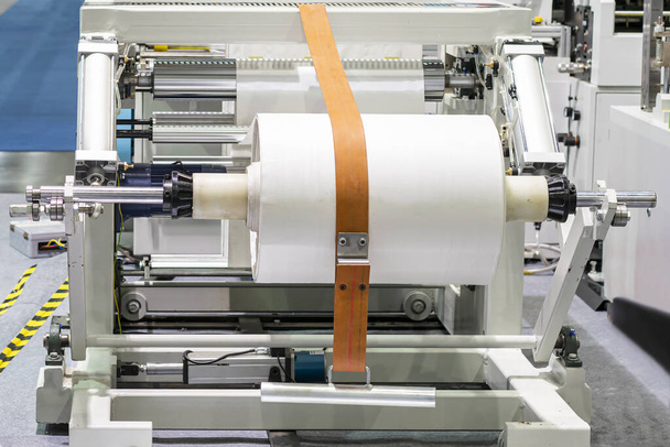 сировинний паперовий лист або пластиковий рулон на валу одиниці підтримки сучасної автоматичної високошвидкісної ін'єкції для безперервного виробництва мішків для виготовлення машини
 - Фото, зображення