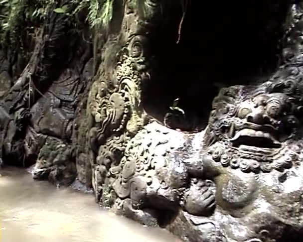 Der Felsen, Flachrelief beim Rafting in der Schlucht am Balis-Gebirgsfluss Ayung in Indonesien - Filmmaterial, Video