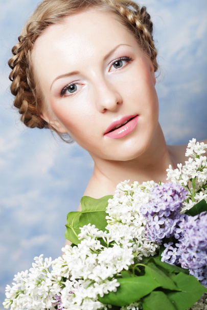 Girl with lilac flowers - Valokuva, kuva