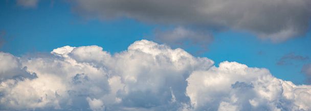 Nubes de cúmulos blancos contra el cielo azul - Foto, Imagen