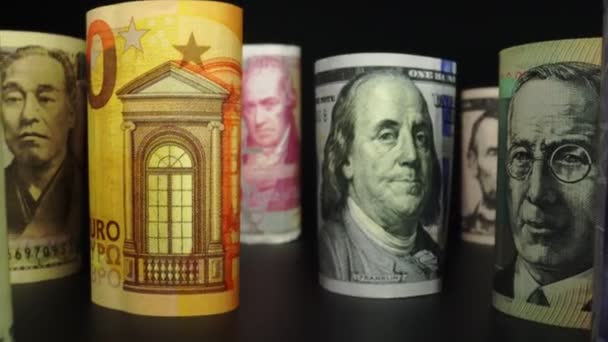Vreemde valuta geld wisselen concept. Veel bankbiljetten van verschillende landen. - Video