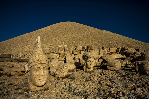 Nemrut Dağı 'ndaki antik heykeller. UNESCO Dünya Mirası Nemrut Dağı 'nda Kral Antiochus' un namı diğer Commagene 'in gömüldüğü yerde.. - Fotoğraf, Görsel