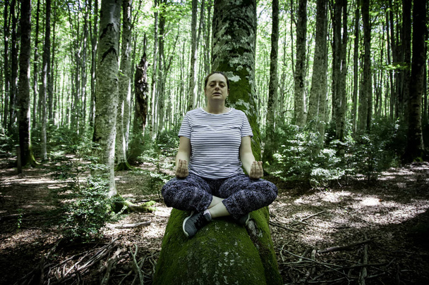 Žena meditující v lese, jóga a bdělost, kundalini - Fotografie, Obrázek