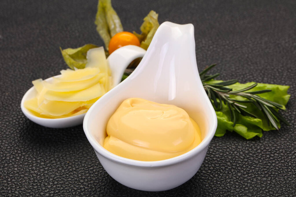 Sýrová omáčka v misce podávaná nakrájený parmezán - Fotografie, Obrázek