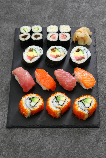 sushi japonês sortido: rolos califórnia, maguro (atum), salmão, futomaki (sushi burrito), negitoro (rolo de atum picado), takuan (rabanete daikon em conserva), kanpyo (cabaça seca), kappa (pepino), gari (gengibre em conserva)
) - Foto, Imagem