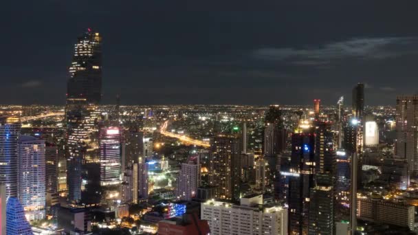 Timelapse widok z lotu ptaka miasta Bangkok i ruchu drogowego w nocy - Materiał filmowy, wideo