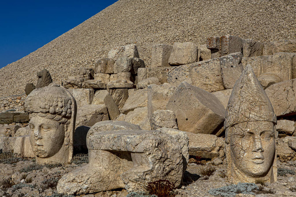 Statue antiche sul monte Nemrut, Turchia. Patrimonio dell'Umanità dell'UNESCO sul Monte Nemrut dove il re Antioco di Commagene è presumibilmente sepolto. - Foto, immagini