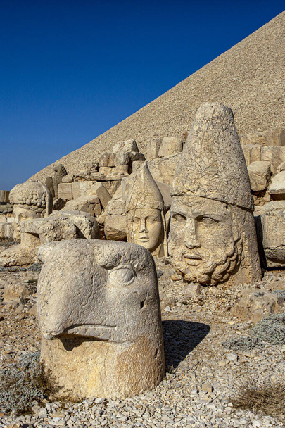 Nemrut Dağı 'ndaki antik heykeller. UNESCO Dünya Mirası Nemrut Dağı 'nda Kral Antiochus' un namı diğer Commagene 'in gömüldüğü yerde.. - Fotoğraf, Görsel