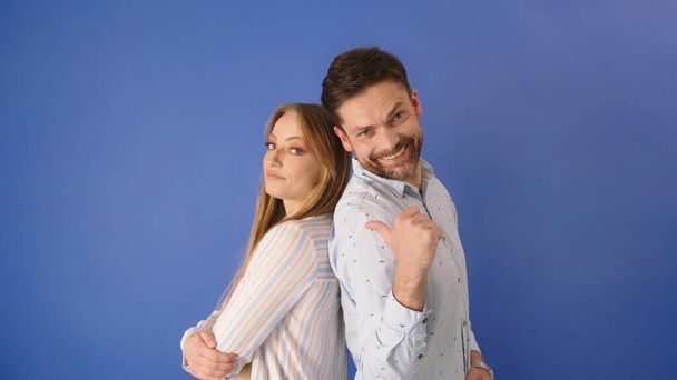 Selbstbewusstes junges Paar zeigt sein Können. Tolles Teamwork-Konzept - Foto, Bild