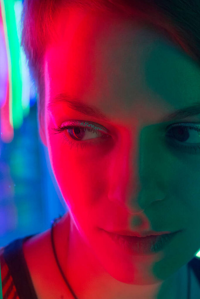 retrato de uma jovem, bela mulher headshot, em luz de néon vermelho e verde, beleza, feminilidade e sexualidade de um olhar feminino
 - Foto, Imagem