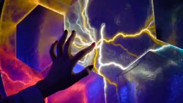 Nainen koskettaa plasma paneeli näyttö pimeässä huoneessa museo - lähikuva - Materiaali, video