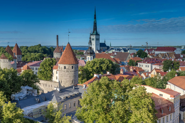 Skyline de la vieille ville de Tallinn la capitale, primate et la ville la plus peuplée d'Estonie. Situé dans la partie nord du pays, sur la rive du golfe de Finlande de la mer Baltique - Photo, image