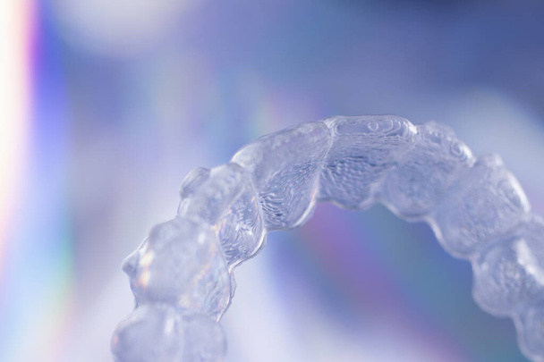 Neviditelné moderní plastové estetické zubní lékařství zubní závorky zuby rovnátka. - Fotografie, Obrázek