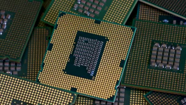 Close Up em muitos chip de CPU de computador antigo em rotação. Focagem selectiva. Vídeo 4K UHD
 - Filmagem, Vídeo