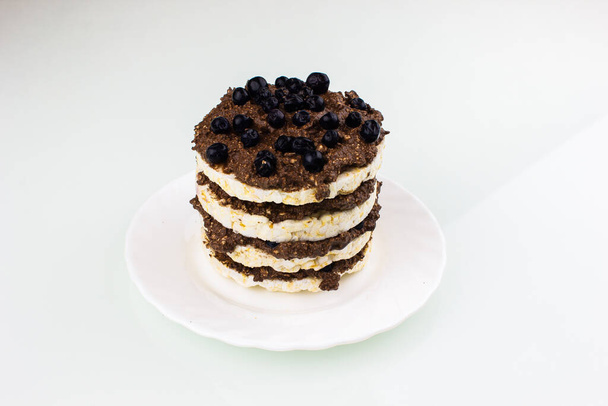 pastel de chocolate en plato blanco - Foto, Imagen