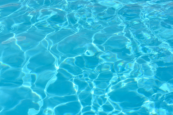 Γαλάζιο νερό στην πισίνα.. - Φωτογραφία, εικόνα