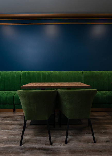 empty table dark restaurant copy space on the wall - Valokuva, kuva