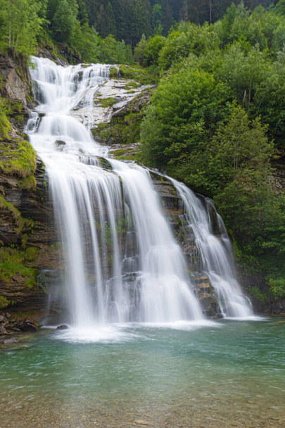 La jolie cascade de Piumogna à Faido (CH) avec son étang. Un paysage idyllique de carte postale alpine. - Photo, image