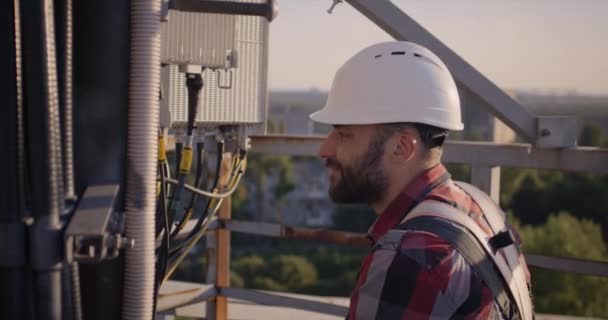 Engineer working on 5g antenna - Πλάνα, βίντεο