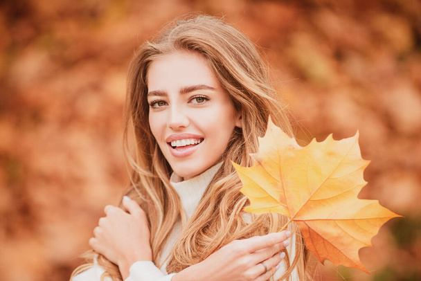 Woman laughing in autumn park. Beautiful Carefree curly girl in trendy fashion outfit smiling enjoy rest. Funny blonde portrait in park, fall concept. Fall outdoor. - Fotoğraf, Görsel