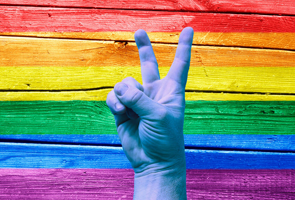 LGBT 。テクスチャの虹の背景に勝利ジェスチャー。テンプレート。デザイナーのコンテンツ. - 写真・画像