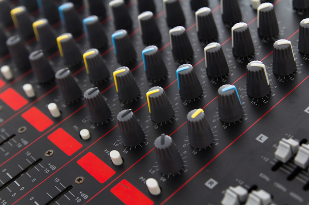 deel van een audio geluid mixer control - Foto, afbeelding