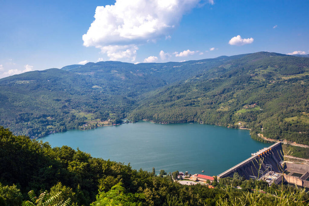 Φράγμα υδατοφράκτη και όμορφη λίμνη Περούκατς με καθαρά γαλάζια νερά στον ποταμό Δρίνα στο φυσικό πάρκο Τάρα, Σερβία. Τοπίο και ταξιδιωτική έννοια - Φωτογραφία, εικόνα