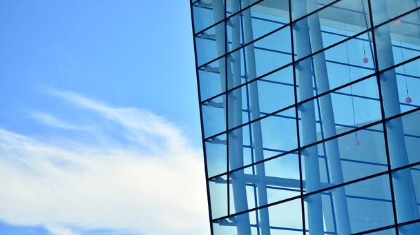 Edificio commerciale vicino. Struttura astratta di vetro blu edificio moderno. Contesto aziendale. - Foto, immagini