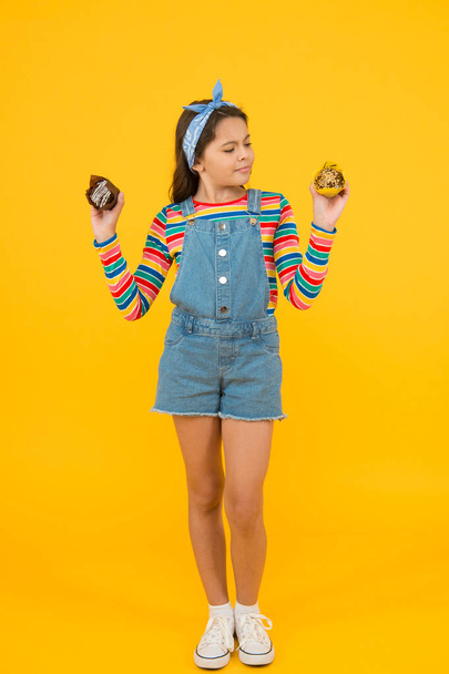 Little girl sweet cupcakes muffin food, bakery shop concept - 写真・画像