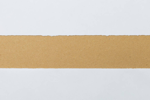 El papel roto forma un fondo abstracto con espacio de copia. - Foto, Imagen